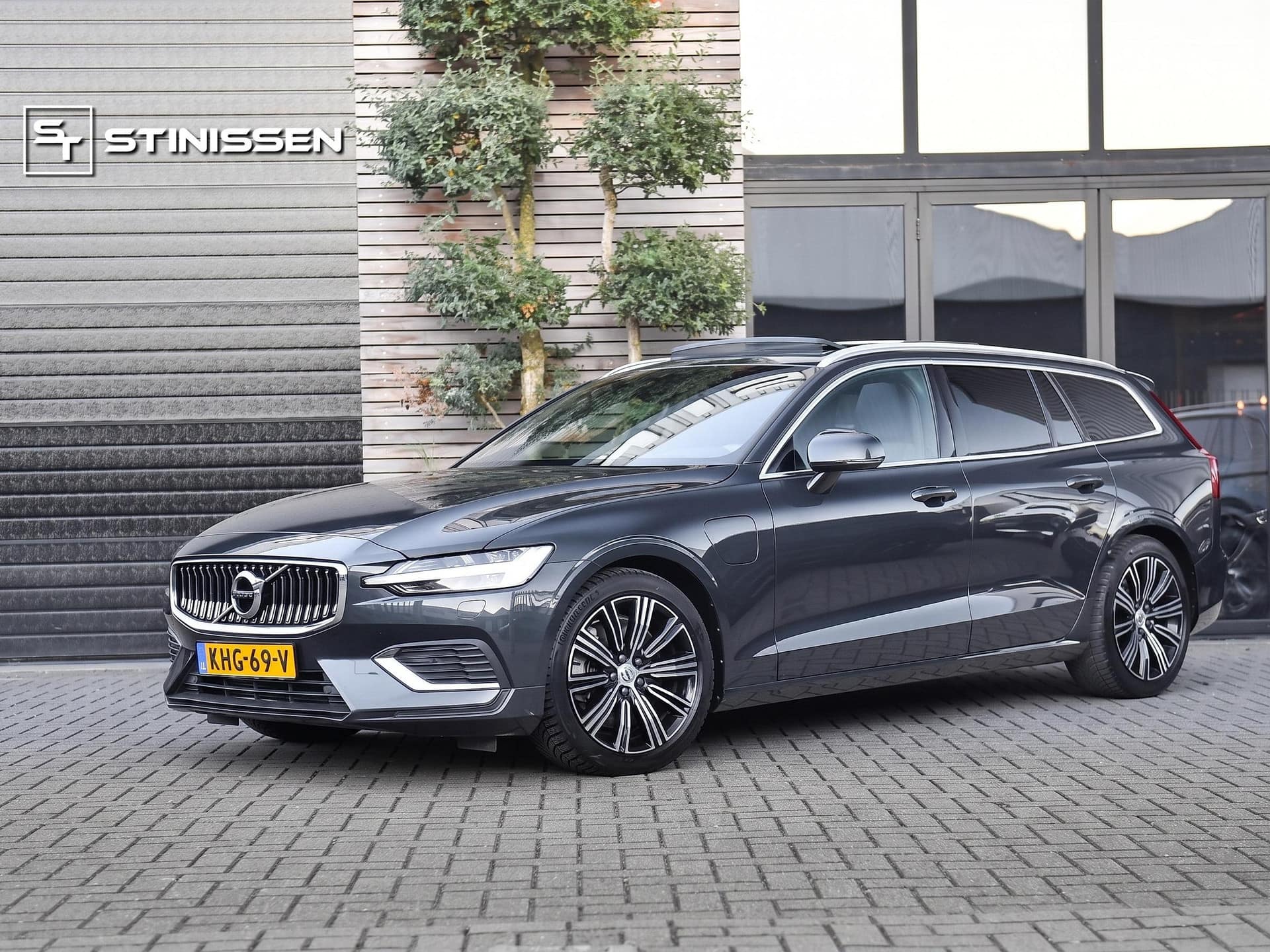 Volvo V60, 2.0 T6 Twin Engine AWD Inscription · 2020 · SAVILE GREY (492)