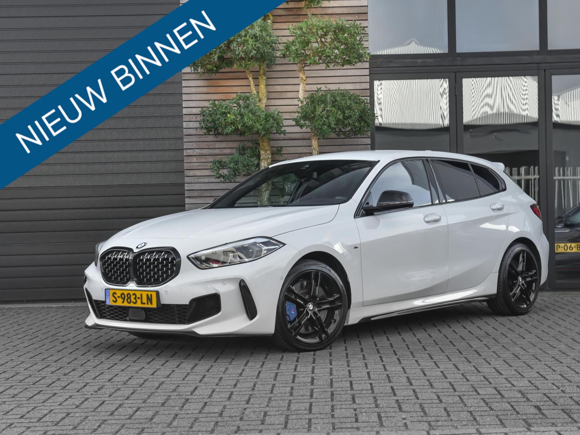 BMW 1 Serie, M135i xDrive High Executive · 2020 · ALPINWEISS III (300)